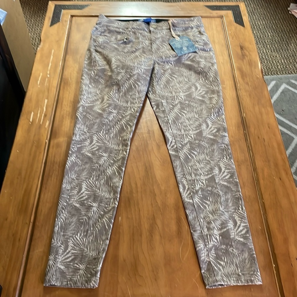 Democracy NWT Absolution Booty Lift Jegging Size 8